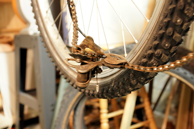 Slightly misaligned rear derailleur Slightly misaligned rear derailleur