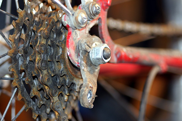Shouldn't there be a derailleur here? Shouldn't there be a derailleur here?
