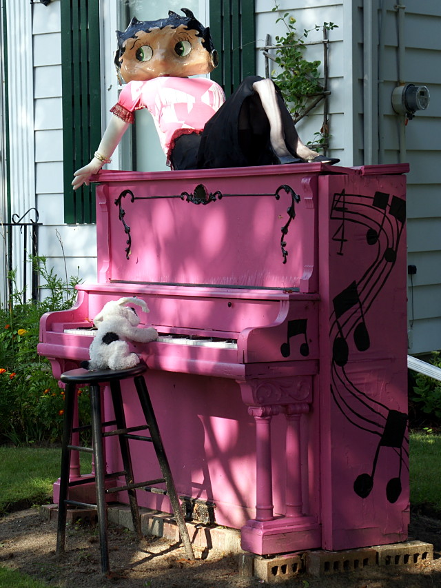 Betty Boop wears a piano while Pudgy plays Betty Boop wears a piano while Pudgy plays
