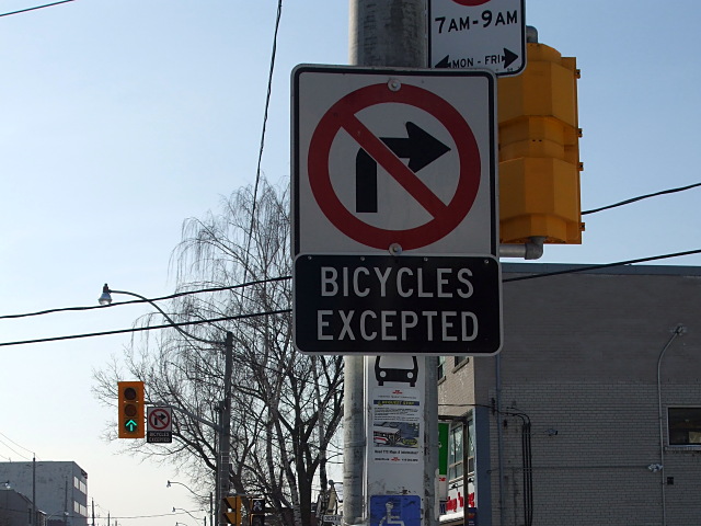 A sign has finally been erected allowing bikes to turn into the bike lane.