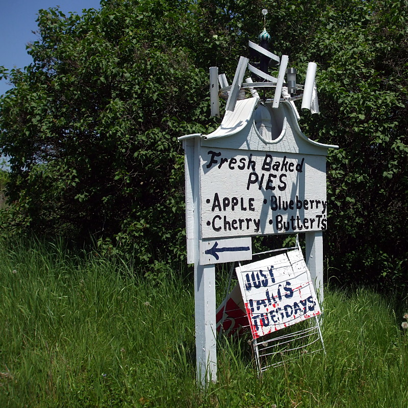 Sign across the street from Glenn's pie stand